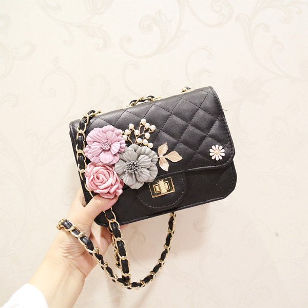 Μαύρη και λευκή γυναικεία τσάντα "Roses" με ενδιαφέροντα φυτικά μοτίβα