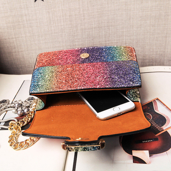 Дамска чанта с преливащи цветове и средна големина от еко кожа