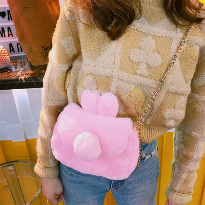 Пухена дамска мини чанта с метална дръжка в няколко цвята