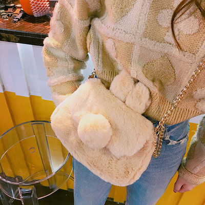 Пухена дамска мини чанта с метална дръжка в няколко цвята