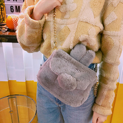 Пухена дамска мини чанта с метална дръжка в няколко цвята