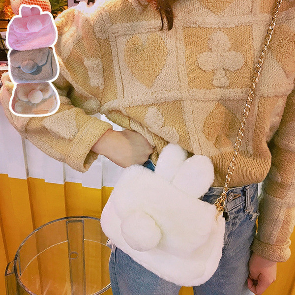 Пухена дамска мини чанта с метална дръжка в няколко цвята