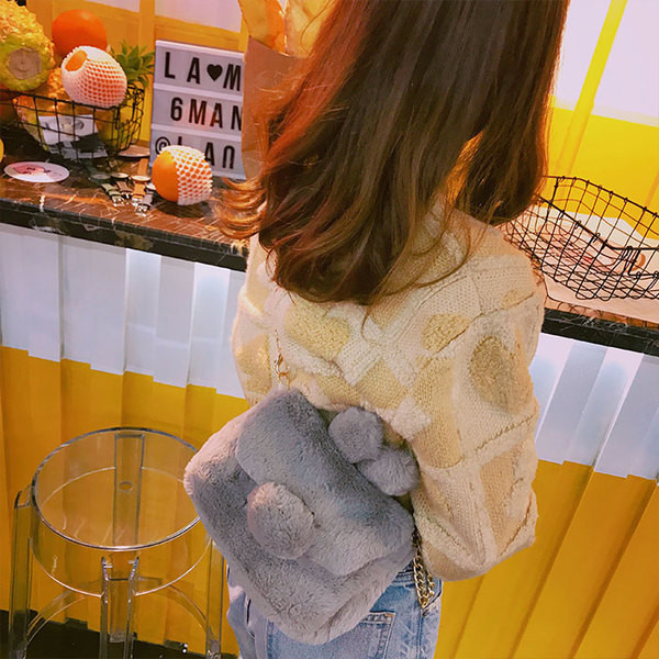 Пухена дамска мини чанта с метална дръжка в няколко цвята