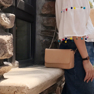 Семпла мини дамска чанта с метална дръжка в два цвята