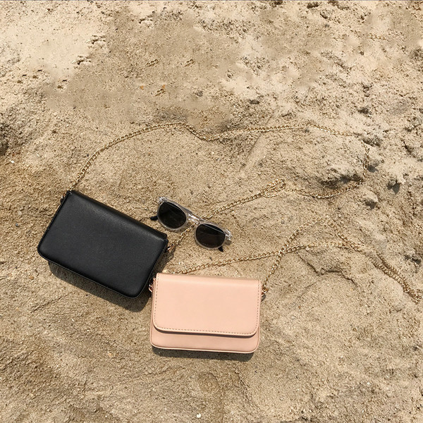 Семпла мини дамска чанта с метална дръжка в два цвята