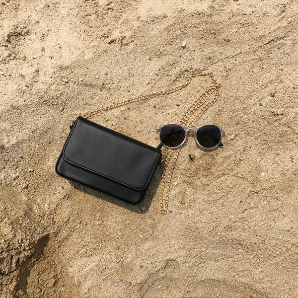 Семпла мини дамска чанта с метална дръжка в два цвята