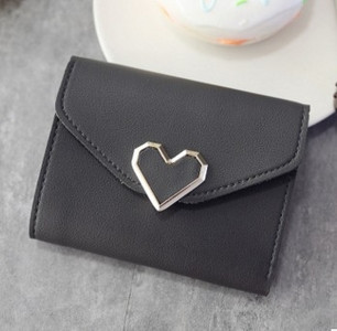Дамски семпъл портфейл с метална декорация във формата на сърце