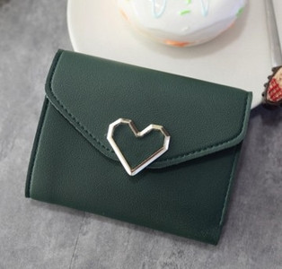 Дамски семпъл портфейл с метална декорация във формата на сърце