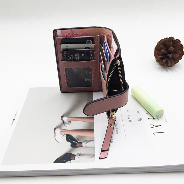 Дамски цветен портфейл в различни цветове