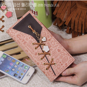 Дамски портфейл с интересна декорация с връзки и метални елементи