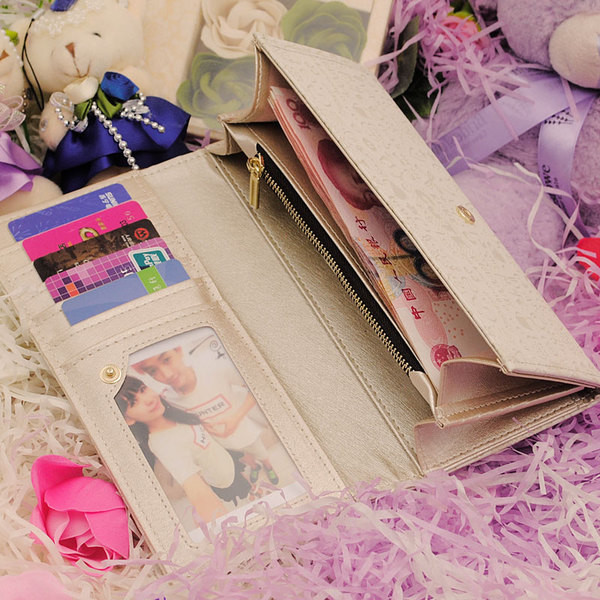 Дамски портфейл с интересна декорация с връзки и метални елементи