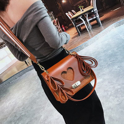 Стилна дамска чанта с два модела дръжки в няколко цвята с декорация