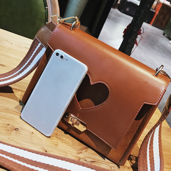 Стилна дамска чанта с два модела дръжки в няколко цвята с декорация