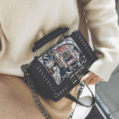 Стилна дамска чанта с интересен десен и метална дръжка