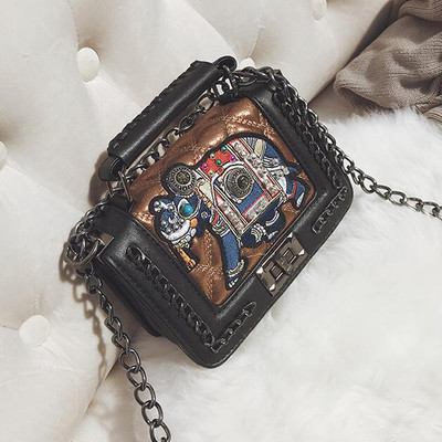 Стилна дамска чанта с интересен десен и метална дръжка