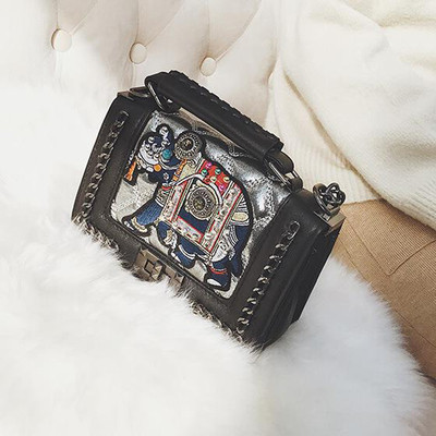 Стилна дамска чанта с интересен десен и метална дръжка