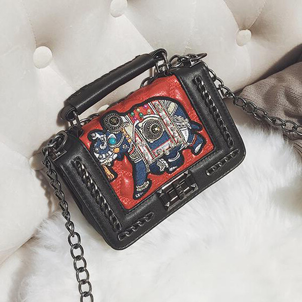 Стилна дамска чанта с интересен десен и метална дръжка