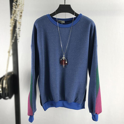 Дамски спортен суичър в свободен стил с апликация на гърба