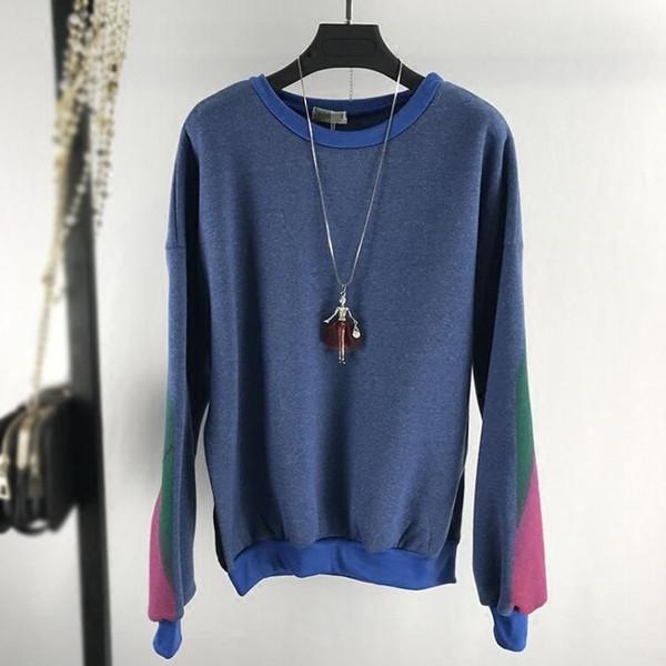 Дамски спортен суичър в свободен стил с апликация на гърба