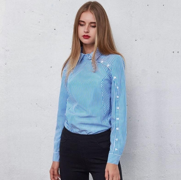 Стилна дамска риза на райе със странични копчета