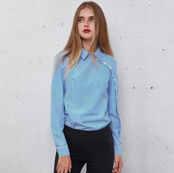 Стилна дамска риза на райе със странични копчета