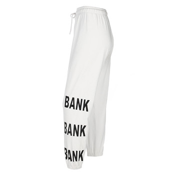Спортен дамски панталон в бял цвят с надпис, в свободен стил