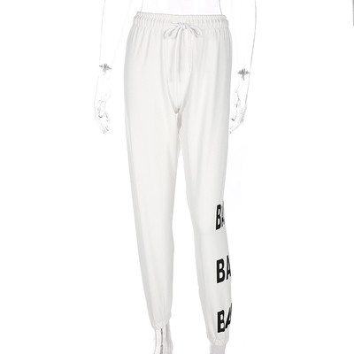 Спортен дамски панталон в бял цвят с надпис, в свободен стил