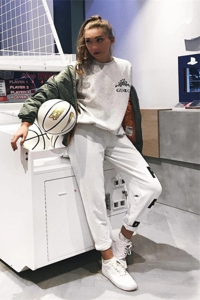 Спортен дамски панталон в бял цвят с надпис, в свободен стил