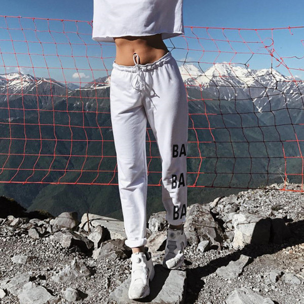 Спортен дамски панталон в бял цвят с надпис, в свободен стил