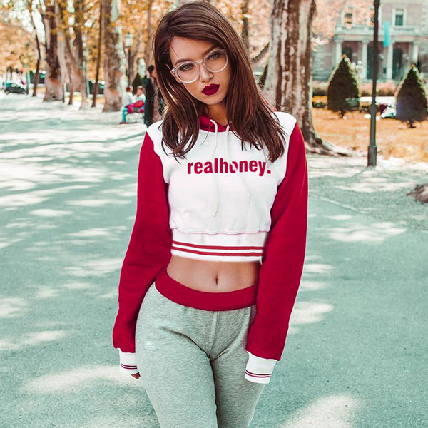 Спортен скъсен дамски суичър с качулка, подходящ за ежедневие