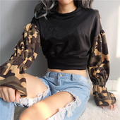 Скъсена дамска блуза с О-образно деколте и с камуфлажни широки ръкави