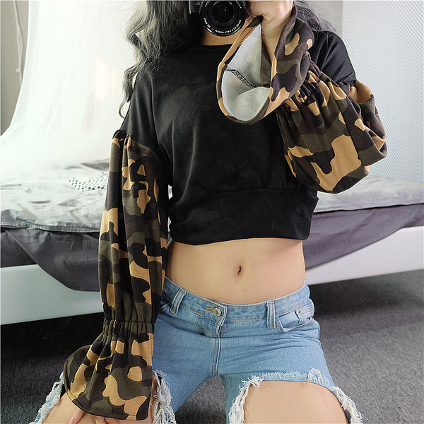Скъсена дамска блуза с О-образно деколте и с камуфлажни широки ръкави