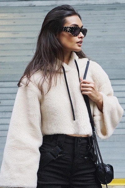 Спортно-елегантен плюшен дамски суичър с качулка