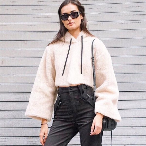 Спортно-елегантен плюшен дамски суичър с качулка