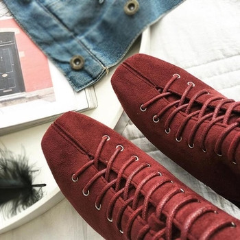 Κομψές γυναικείες μπότες με δύο χρωματιστές ζεύξεις