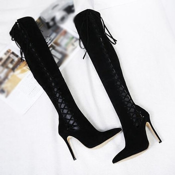 Γυναικείες χειμωνιάτικες μπότες με μαύρους κρίκους