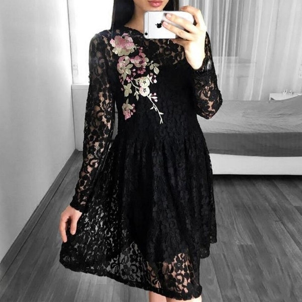 Дантелена дамска рокля с бродерия в черен цвят