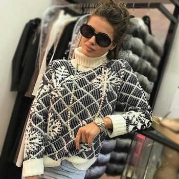 Ζεστό γυναικείο πουλόβερ με κολάρο και print