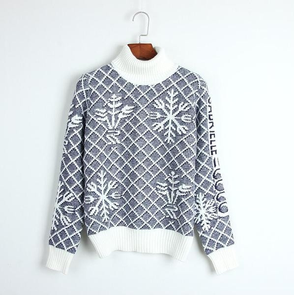 Топъл дамски пуловер с поло яка и принт