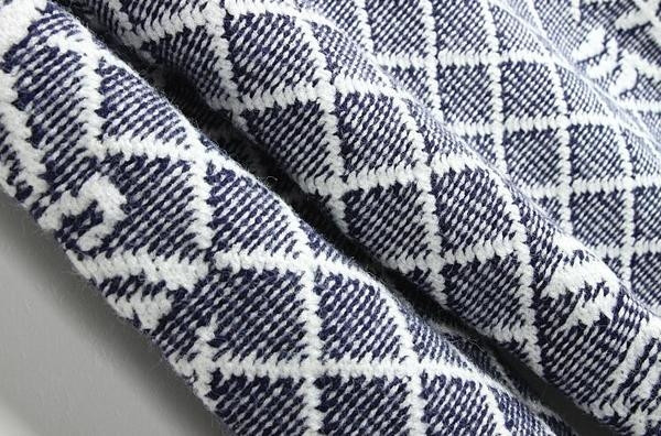 Топъл дамски пуловер с поло яка и принт