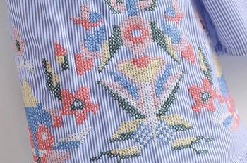 Стилна дамска риза с разкроени ръкави и флорални мотиви