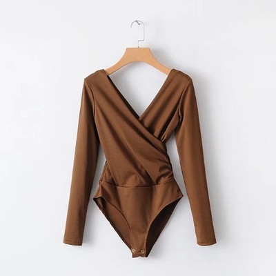 Елегантно дамско боди в няколко цвята с прехвърлящо се V-образно деколте