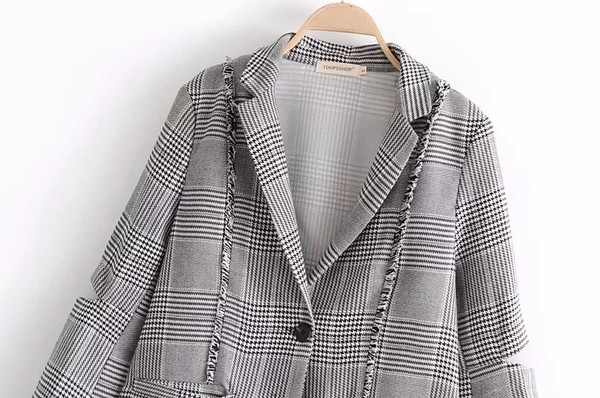 Елегантен дамски блейзър на каре в сив цвят с раздвижени ръкави