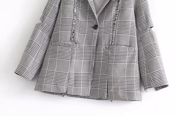 Елегантен дамски блейзър на каре в сив цвят с раздвижени ръкави