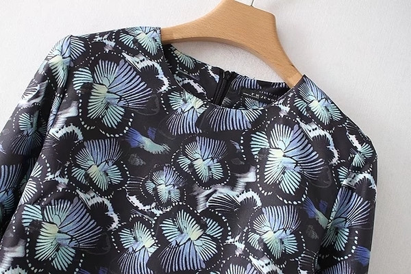 Дамска блуза с раздвижени ръкави във флорални мотиви с О-образно деколте