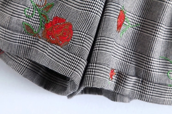 Спортно-елегантни къси дамски панталони с ластична талия и флорални мотиви