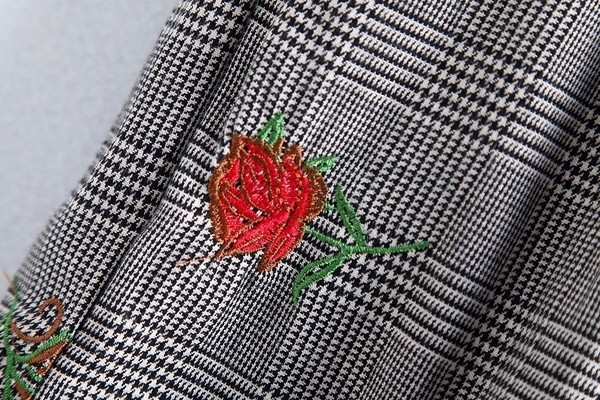 Спортно-елегантни къси дамски панталони с ластична талия и флорални мотиви