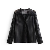 Елегантна дамска риза в черен цвят с декорация дантела