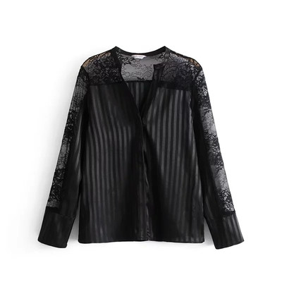 Елегантна дамска риза в черен цвят с декорация дантела