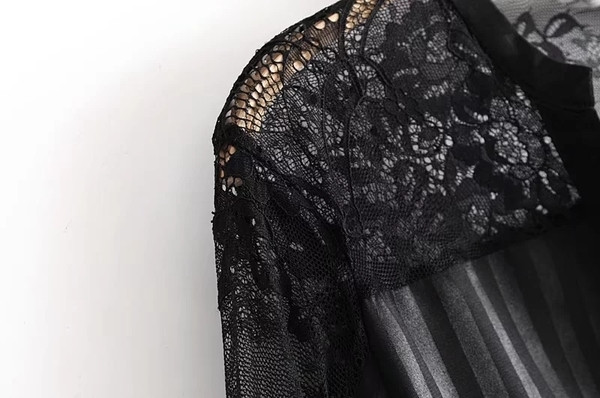 Елегантна дамска риза в черен цвят с декорация дантела 